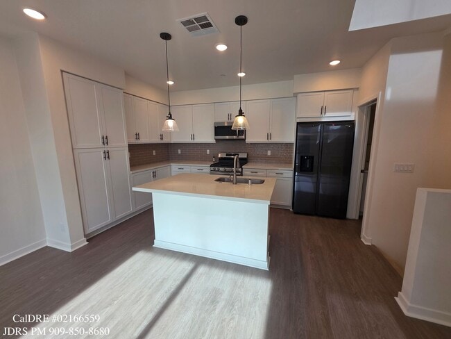 Building Photo - Rancho Cucamonga 3 Bedroom Condo