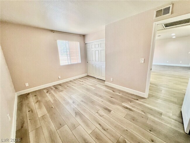 Building Photo - 5295 Indian River Dr