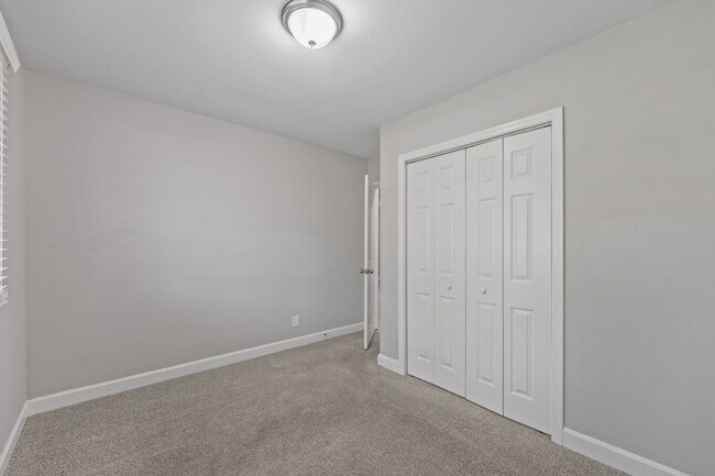 Building Photo - 1910 Hilldale Dr