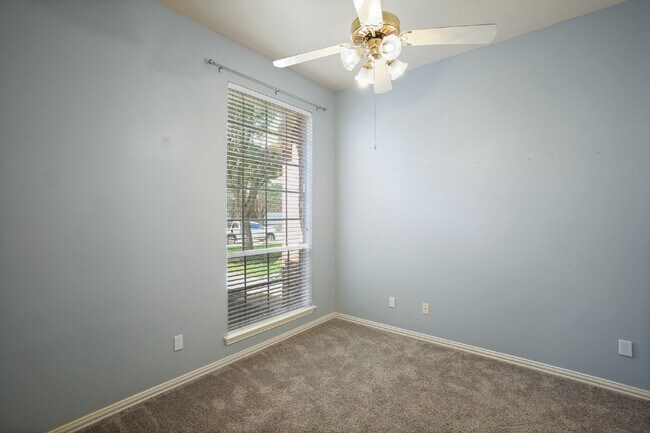 Building Photo - Gorgeous 4/2 Home in the Villages of Edgewater Estates with Soaring Ceilings and 2 Flex Rooms!