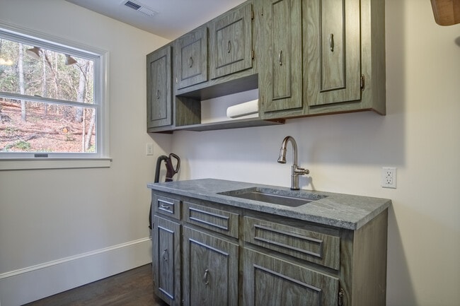 Building Photo - 780 Hart Rd