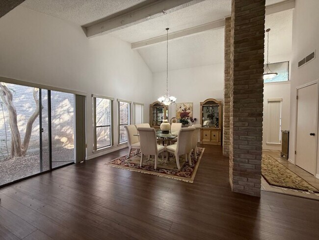 Building Photo - Prestigious Gated Living in Mission Trace-...