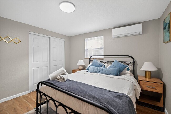 Building Photo - Discover lakeside living at its finest.