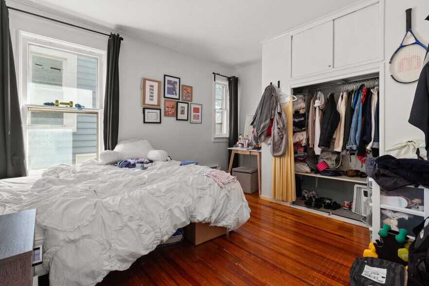 Building Photo - 1121 Leonard Pl