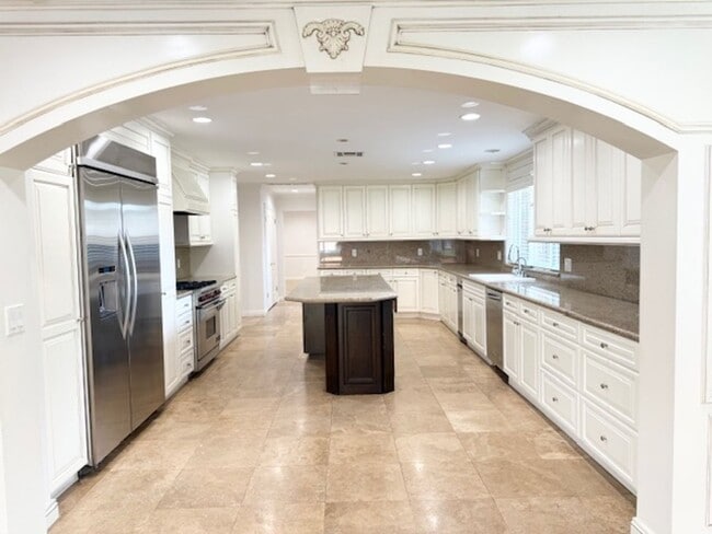 Building Photo - Gated estate with a backyard oasis