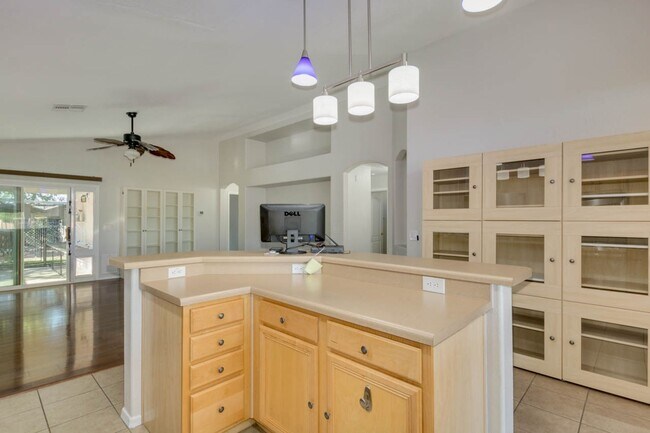 Building Photo - New Listing in Peoria
