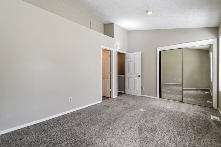Building Photo - 5729 Wells Cir