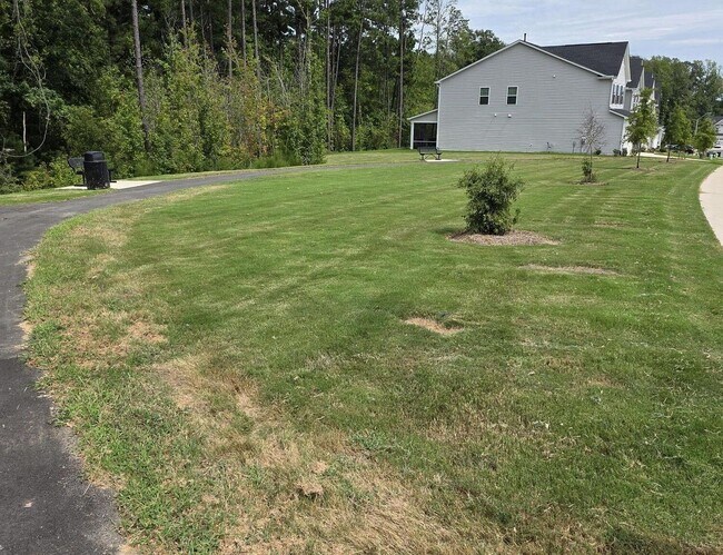 Building Photo - 3BR Like-New Townhome – GREAT PRICE - Community Pool/Playground