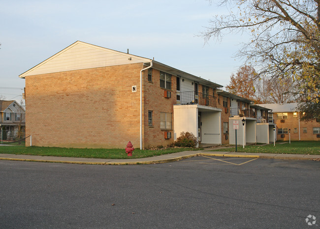 Primary Photo - Hamilton Court Apartments