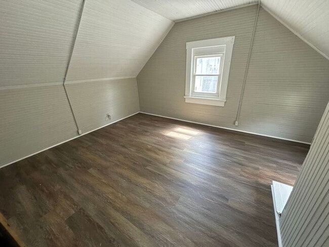 Building Photo - Beautifully renovated with mother in law s...