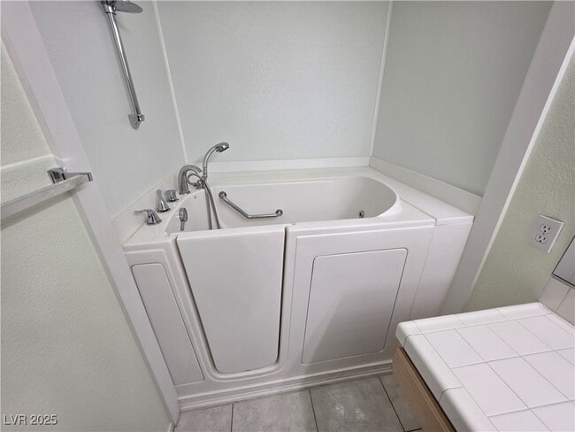 Building Photo - 2110 Los Feliz St