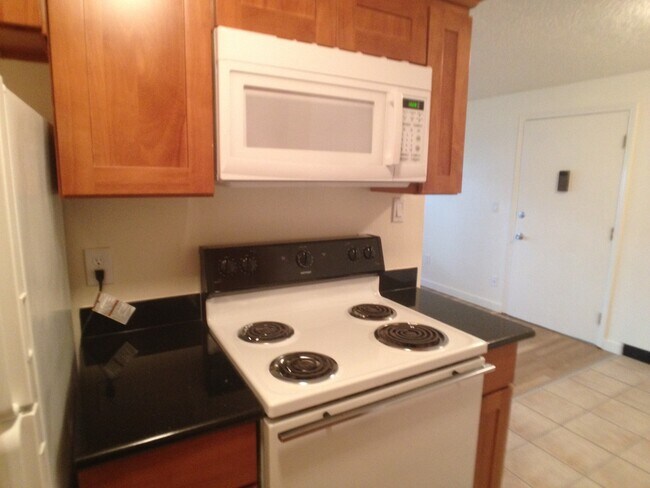 Building Photo - Hardwoods, granite countertops, parking, c...