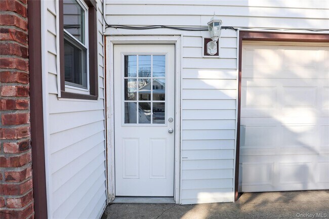 Building Photo - 156 Lampman Ave