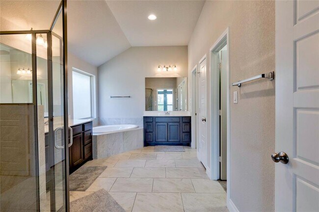 Building Photo - 2424 Burberry Ln