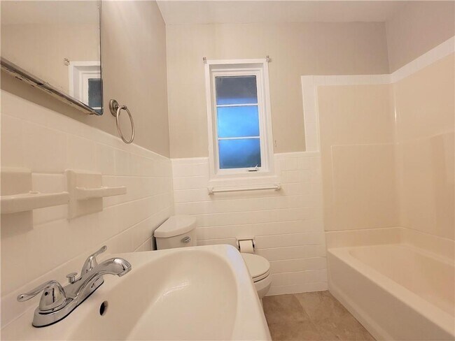 Building Photo - 1321 Stillwood Dr NE