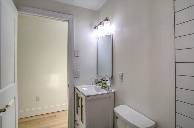 Building Photo - 301 Madison St