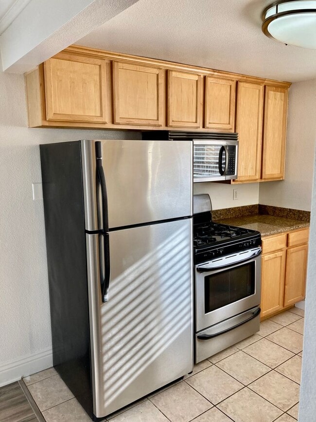 Building Photo - Upcoming!! 2 Bed/1 Bath Condo Apt.  Blocks...