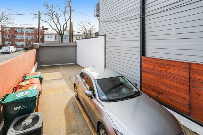 Building Photo - 816 Kennedy St NW