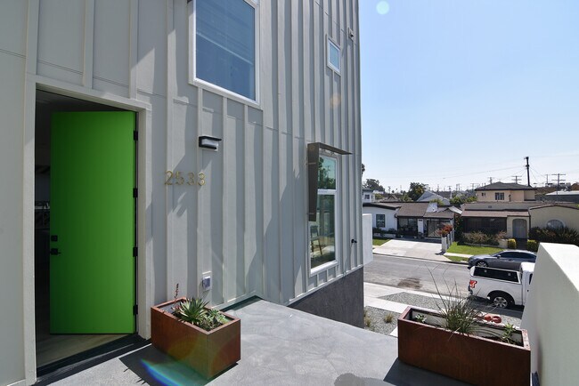 Building Photo - 2533 S Curson Ave