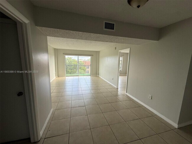 Building Photo - 4174 Inverrary Dr