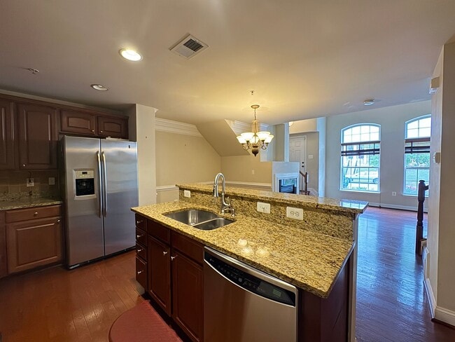 Building Photo - Fantastic 2 Bed 2.5 Bath Interior Townhome...