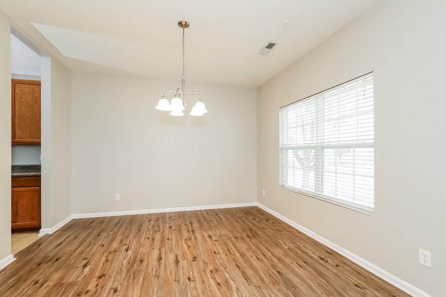 Building Photo - 2 Red Brush Ct