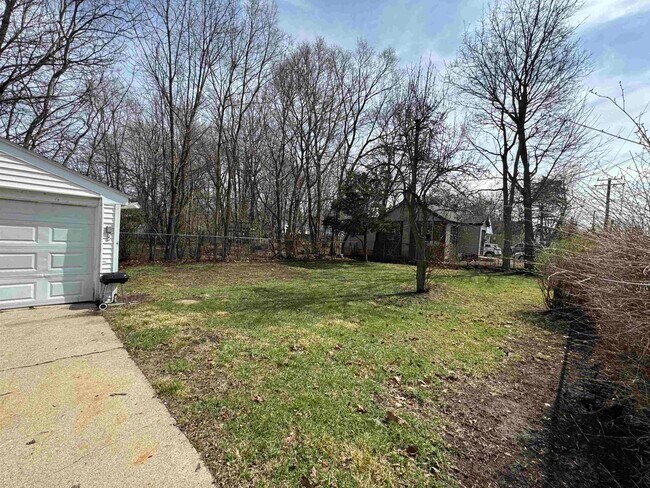 Building Photo - 2824 School St