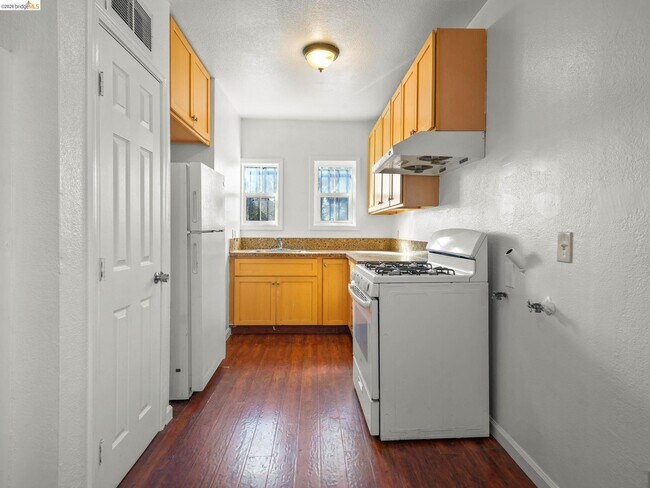 Building Photo - 400 Bissell Ave