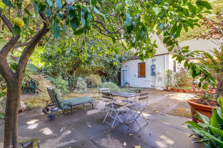 Building Photo - 2627 Land Park Dr