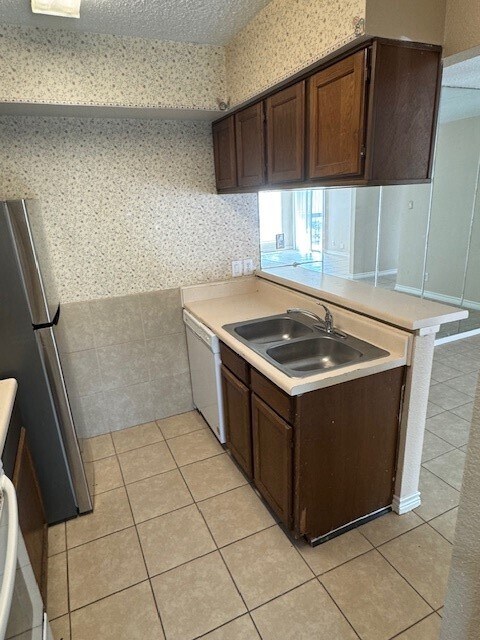 Building Photo - 17401 Red Oak Dr