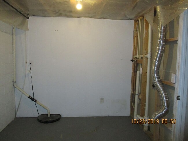 Building Photo - Traditions at Powell