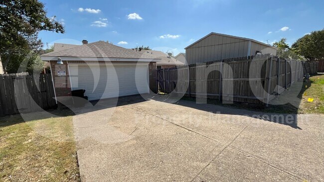 Building Photo - 1517 Yorkshire Dr