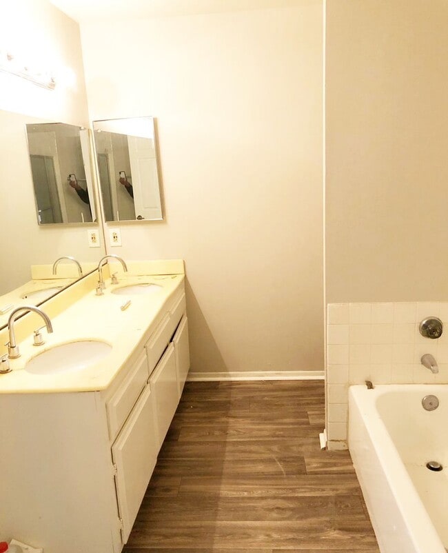 Building Photo - 2 bedroom 2 bathrooms Available NOW