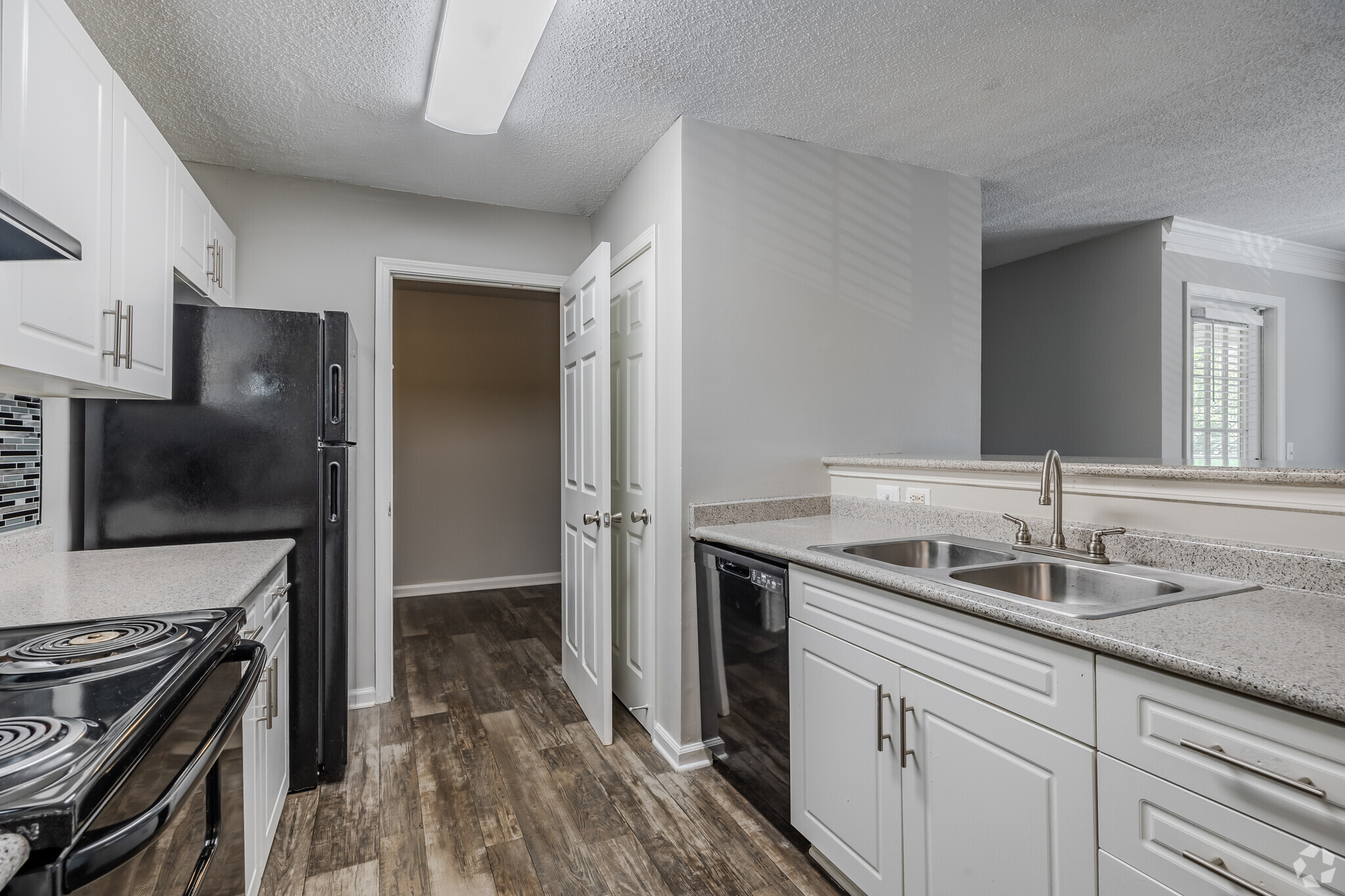 1BR, 1BA - 883SF - Kitchen - Walden Brook Apartments