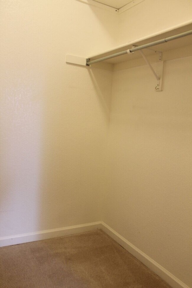 Building Photo - Deer Creek - 2nd Floor 2 bedroom/2 Bath Co...