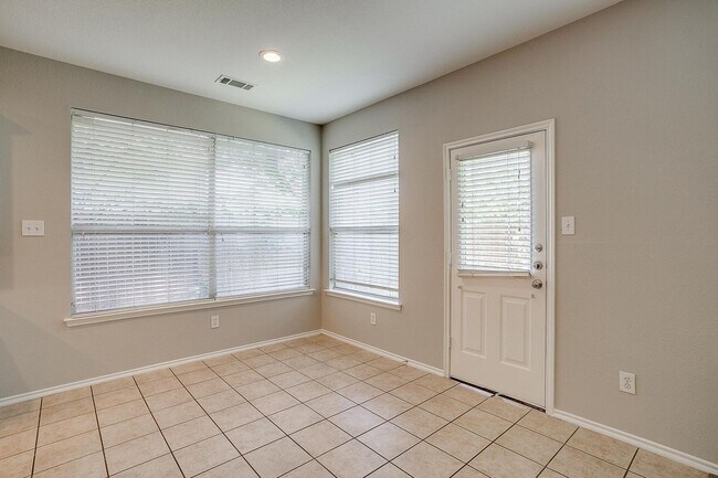 Building Photo - Large 4 Bedroom 3.5 Bathroom- Eagle Mounta...