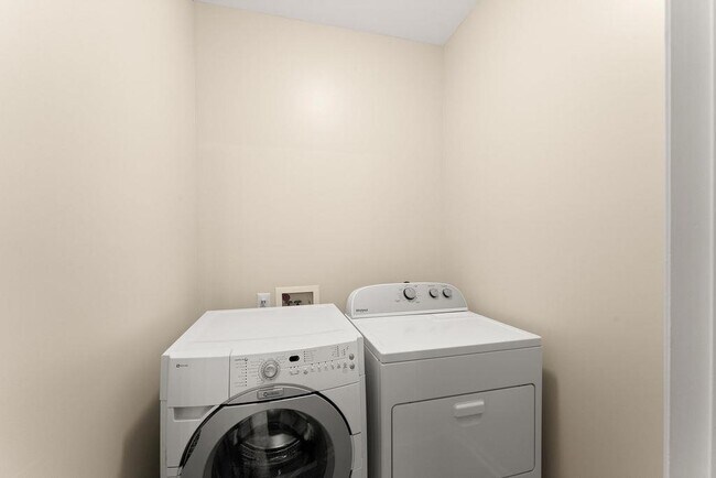 Building Photo - 2309 Wickingham Dr NE