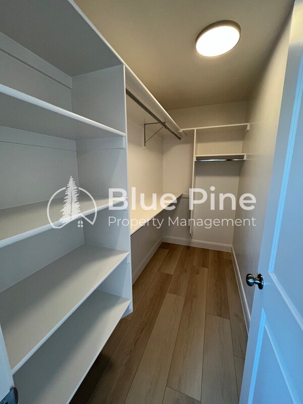 Building Photo - 6360 Ender Ln