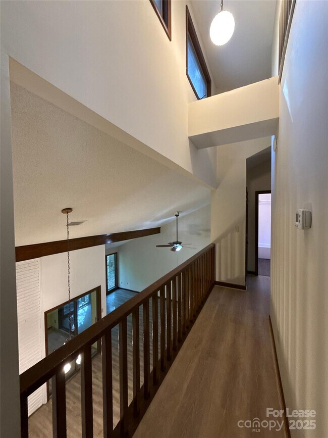 Building Photo - 217 Raintree Dr
