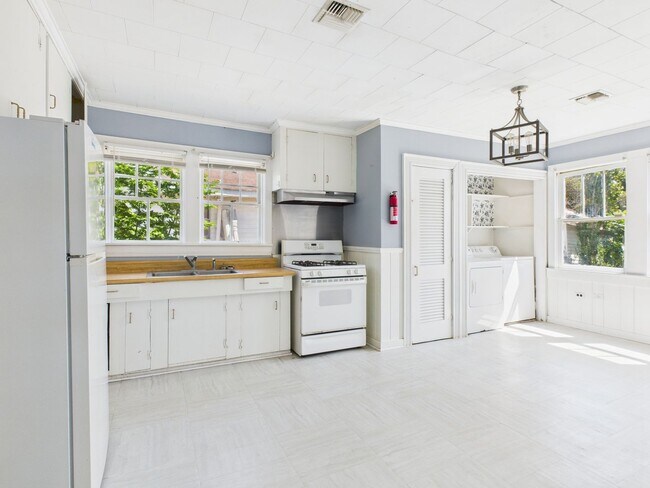 Building Photo - 3 Bedroom, 1 Bathroom NOW Available!