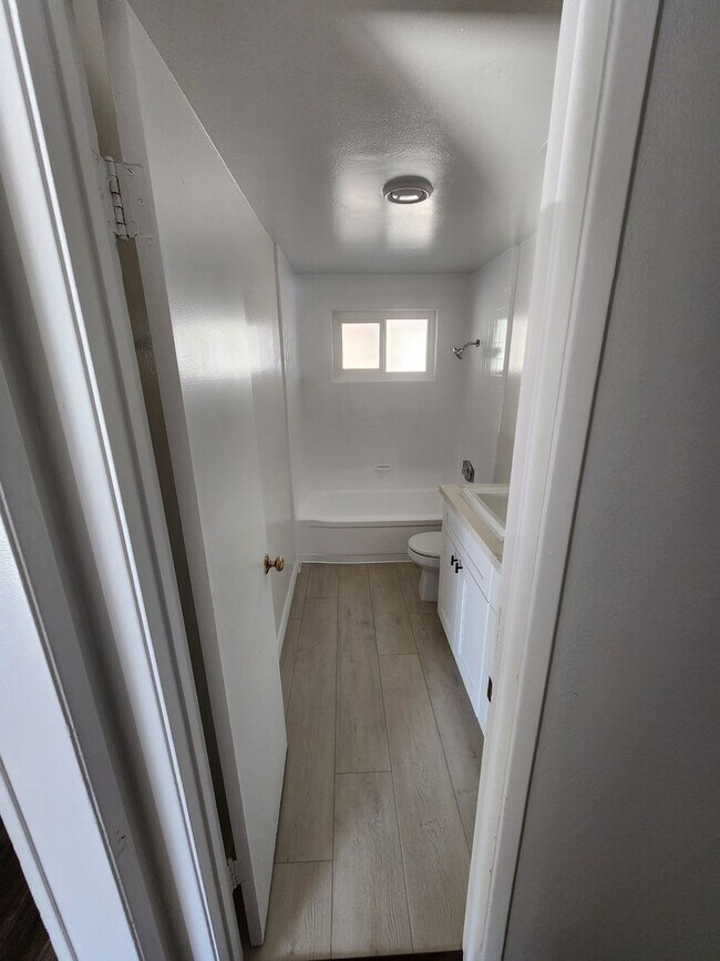 Building Photo - Beautiful Newly Renovated 3 Bedroom 2 Bath...