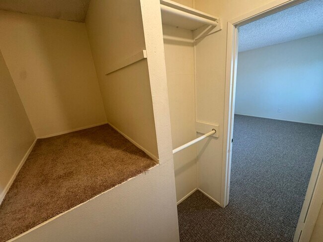 Building Photo - Updated 2 Bed / 1 Bath Condo in Lakeside