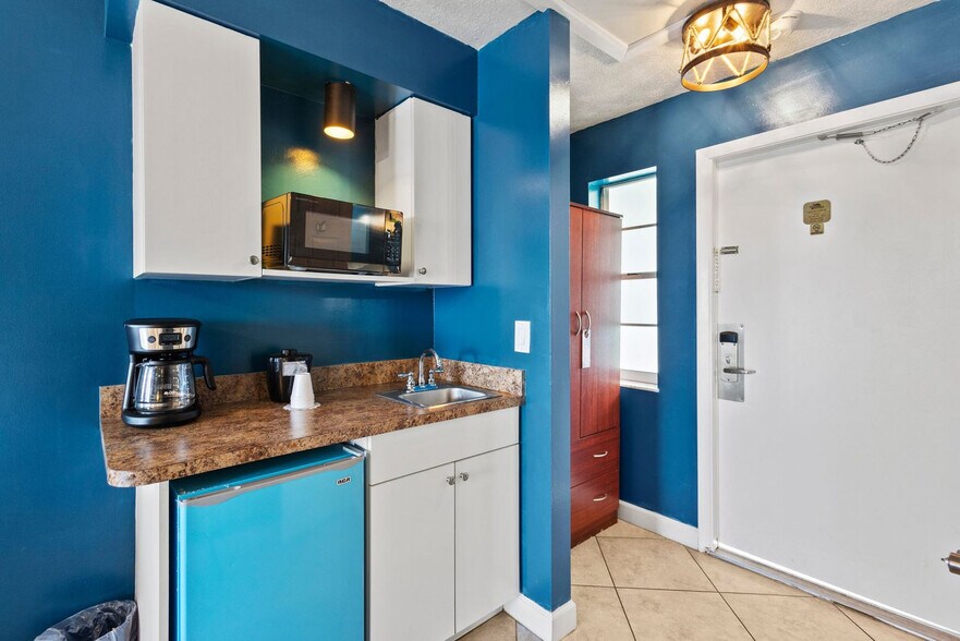 Building Photo - 110 S Ocean Dr