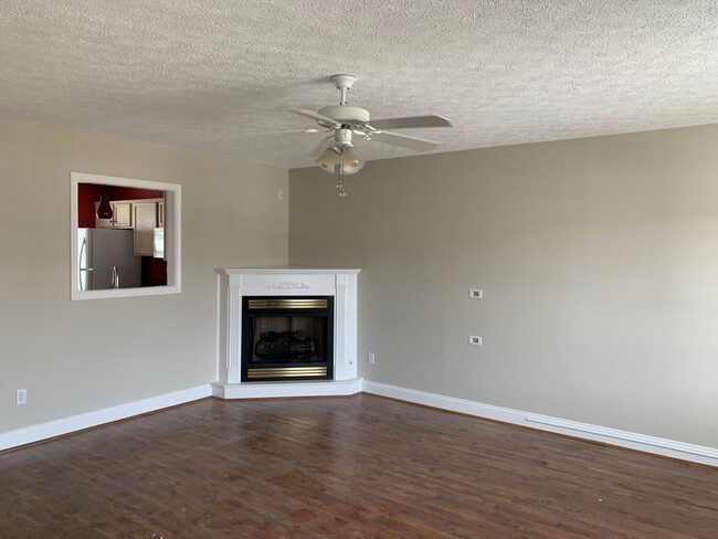 Building Photo - 3 Bedroom Townhouse in Wyndhurst