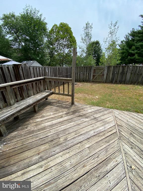Building Photo - 8701 Point of Woods Dr