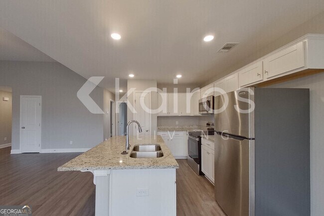 Building Photo - 300 Hemlock Ct