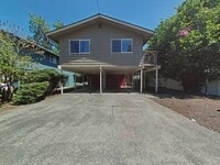 Building Photo - 3 Bedroom Duplex ~ Close to Campus ~ Small...