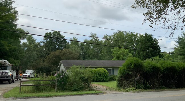 Building Photo - "Charming 3-Bedroom Retreat with Gleaming Hardwood Floors in Hendersonville!"