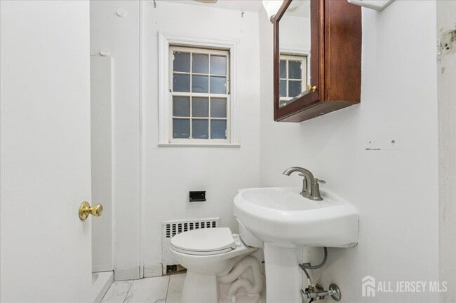 Building Photo - 37 Ireland Ave