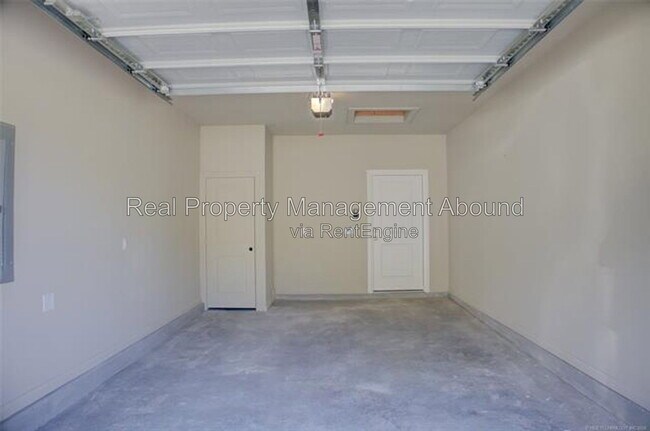 Building Photo - 724 S Weenonah Ave